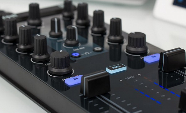  Native Instruments TRAKTOR KONTROL Z1 — звуковой интерфейс и портативный контроллер для TRAKTOR DJ и TRAKTOR PRO 2